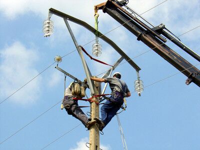 Instalaciones eléctricas PORCAR personas arreglando antena