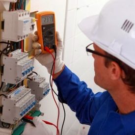 Instalaciones eléctricas PORCAR hombre calculando energía